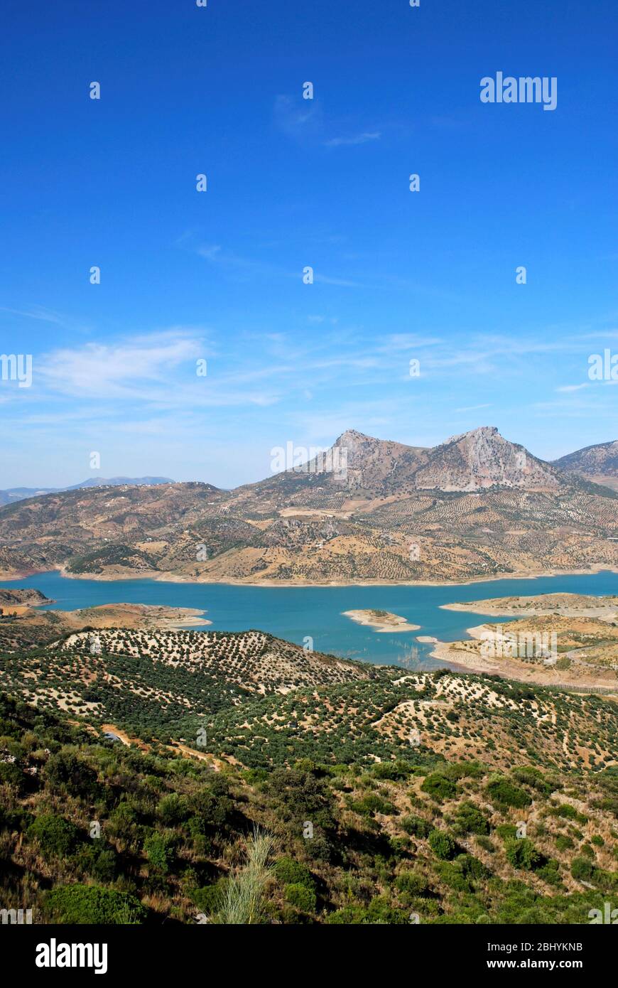 Blick über den Stausee in Richtung Berge, Zahara de la Sierra, Andalucia, Spanien Stockfoto