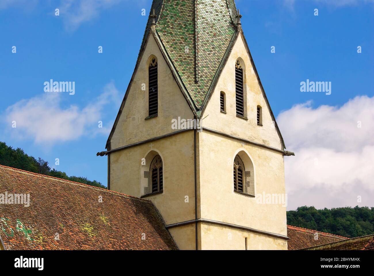 Detail des Daches und Kirchturms der Klosterkirche des Klosters Blaubeuren bei Ulm, Baden-Württemberg, Deutschland. Stockfoto