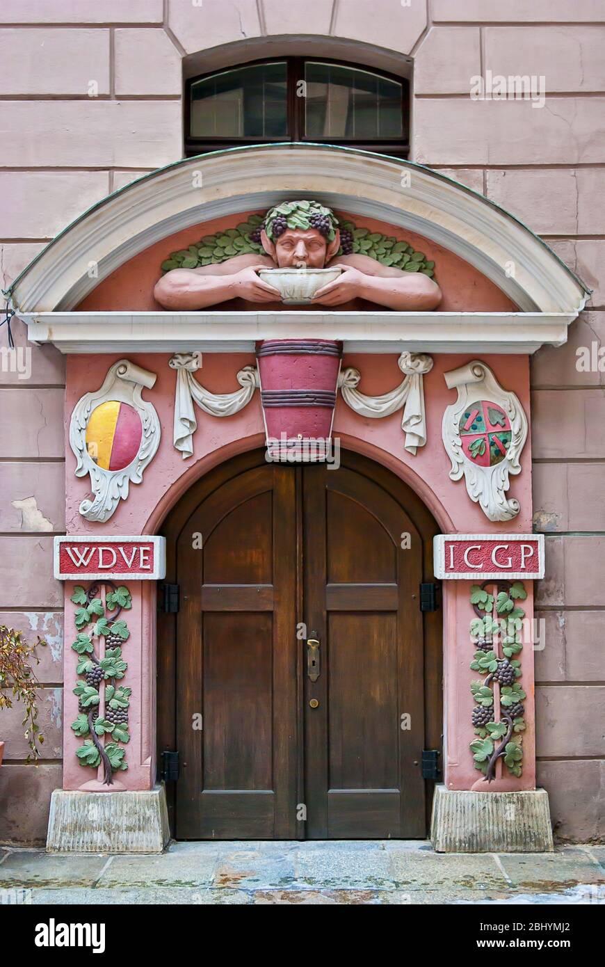 Historischer Eingang zu einem Weinkeller in der Altstadt von Dresden, Sachsen, Deutschland. Stockfoto