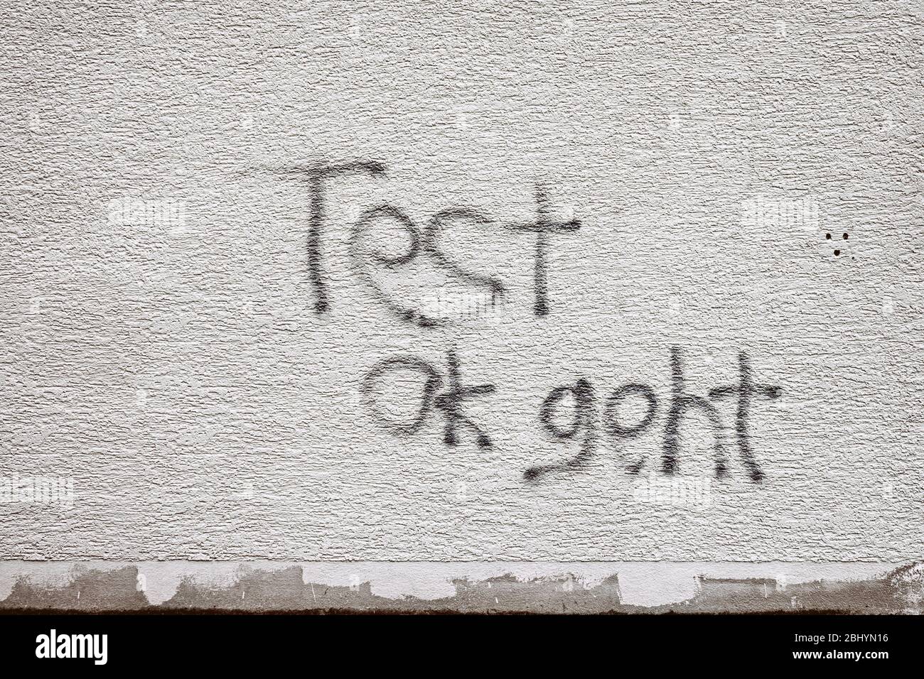 TEST OK GEHT - Graffiti an einer Hauswand. Stockfoto