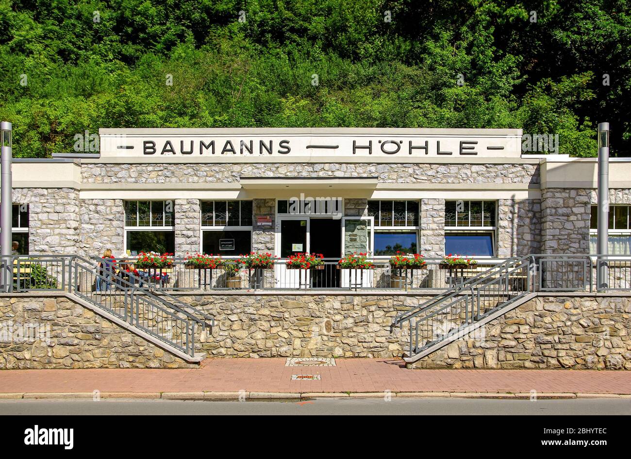 Besucher und Touristen warten auf die nächste Führung vor dem Eingang zur Baumann-Höhle. Stockfoto