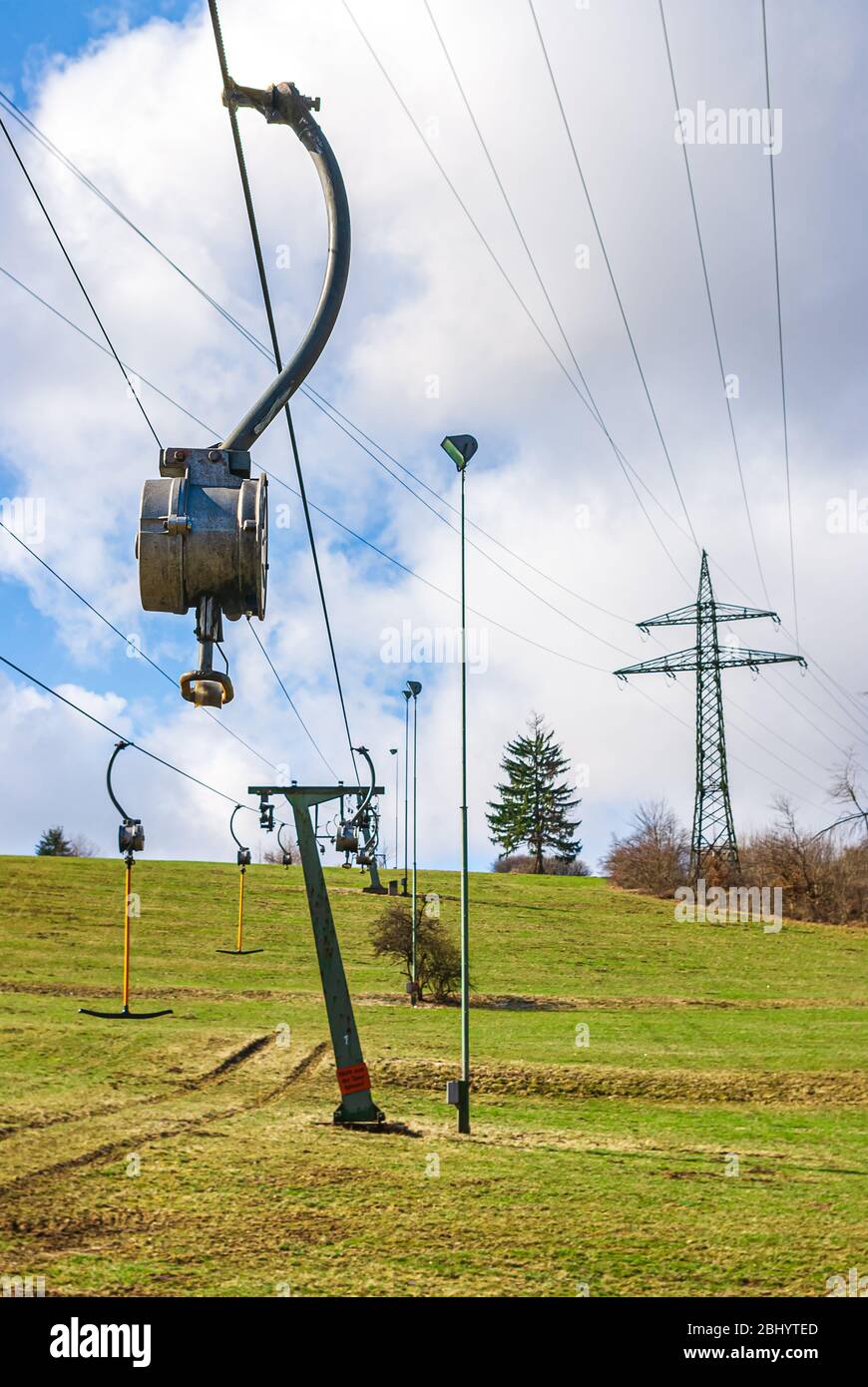 Die Skilifte stehen am Ende des Winters aufgrund der durch den Klimawandel verursachten schneefreien Pisten still. Stockfoto