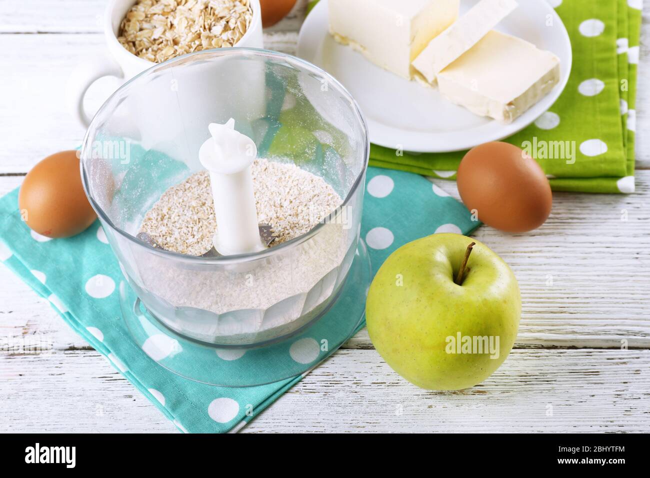Zutaten für Haferflocken-Cookies auf Holztisch, Nahaufnahme Stockfoto