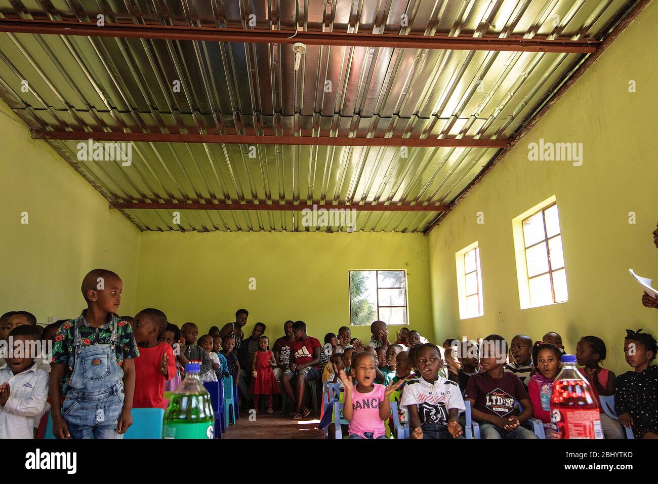 Freiwillige von Global White Lion Protection unterrichten die Schüler über die Bedeutung der Erhaltung der weißen Löwen. Timbavati Game Reserve, Südafrika Stockfoto
