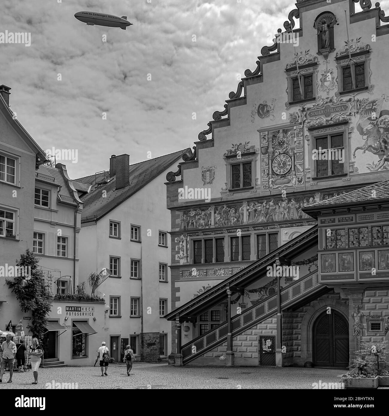 Ein Werbezeppelin über dem historischen Altstädter Rathaus von Lindau im Bodensee, Bayern, Deutschland. Stockfoto