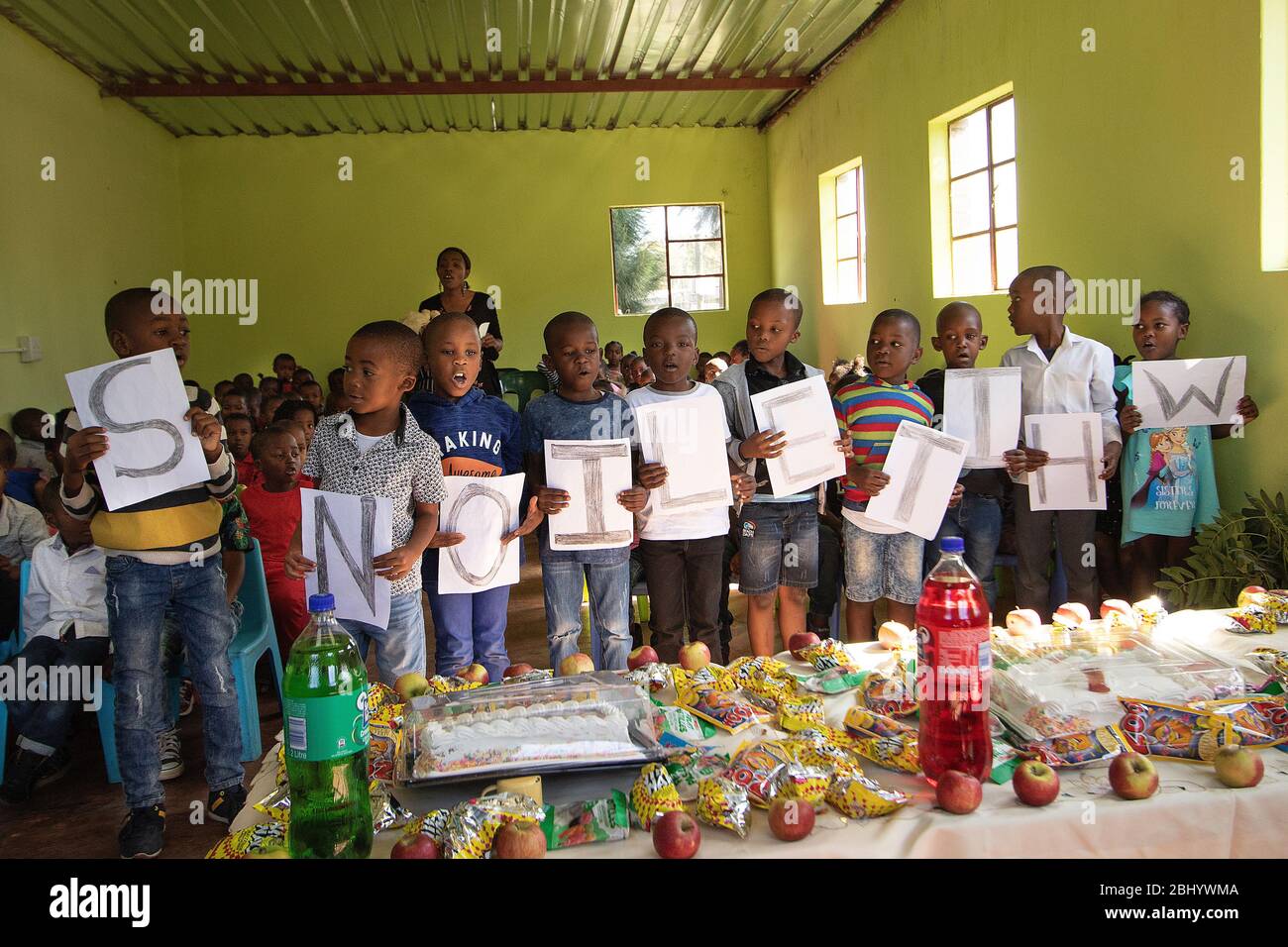 Freiwillige von Global White Lion Protection unterrichten die Schüler über die Bedeutung der Erhaltung der weißen Löwen. Timbavati Game Reserve, Südafrika Stockfoto