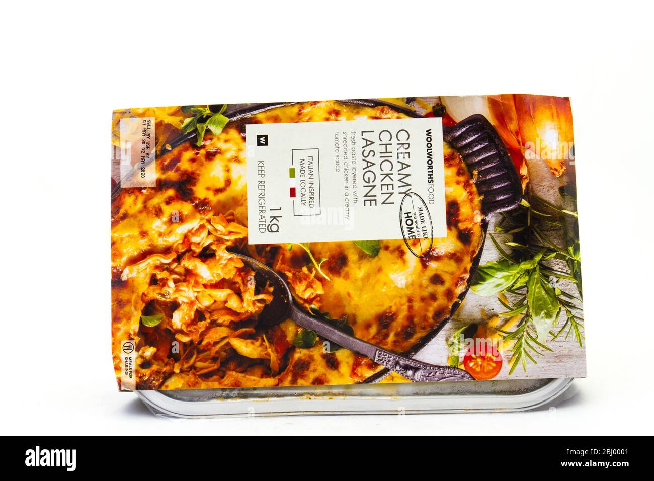 Alberton, Südafrika - ein Behälter aus Woolworths Food cremige Hähnchenlasagna isoliert auf einem klaren Hintergrundbild mit Kopierraum Stockfoto