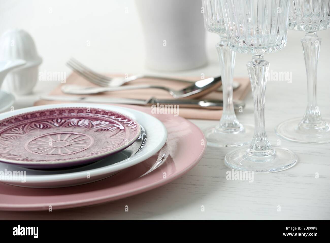 Schöne Tabelle schließen einrichten Stockfoto