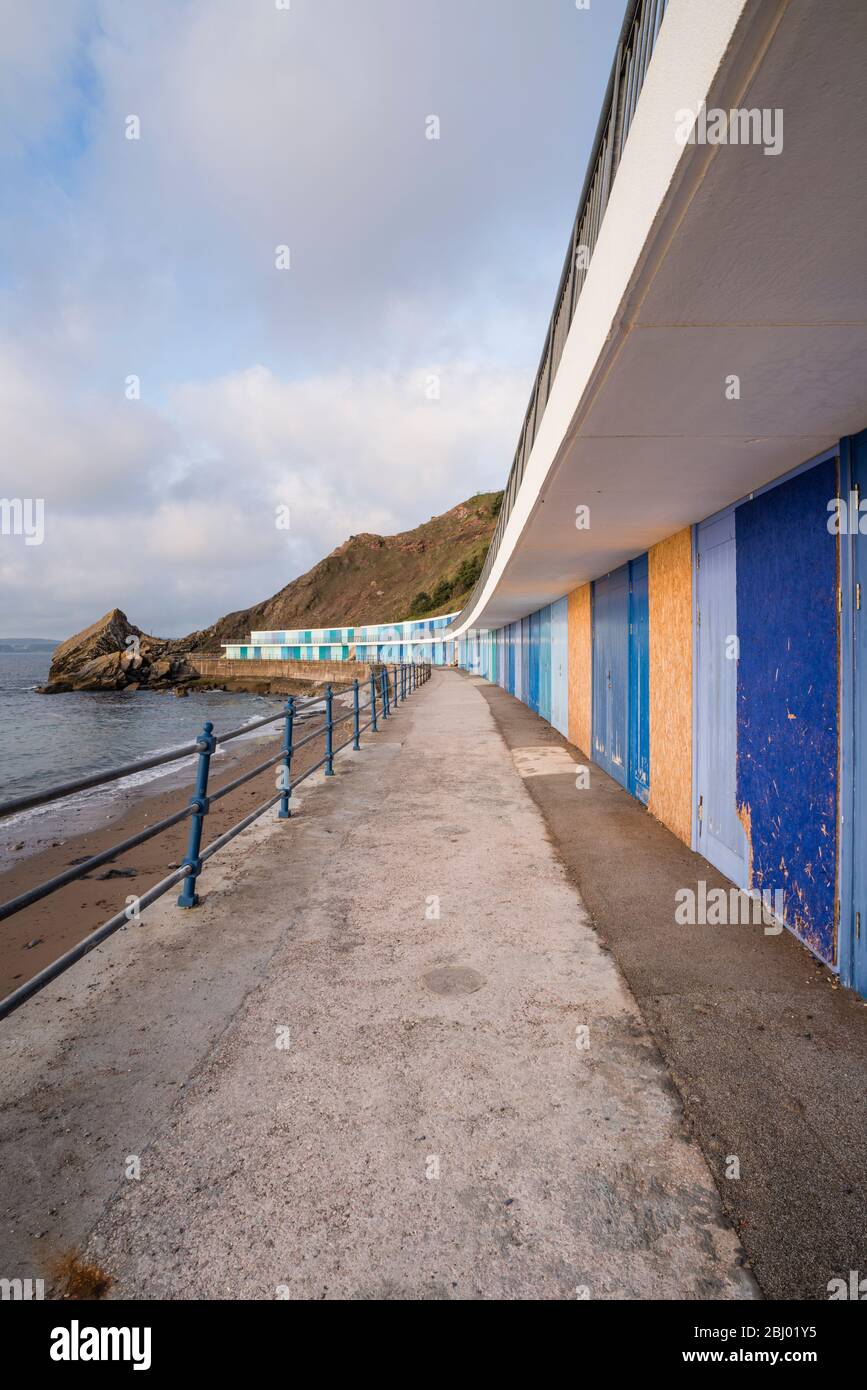 Eine Reihe von Strandhütten am Meadfoot Beach, Torquay, Devon, Großbritannien Stockfoto