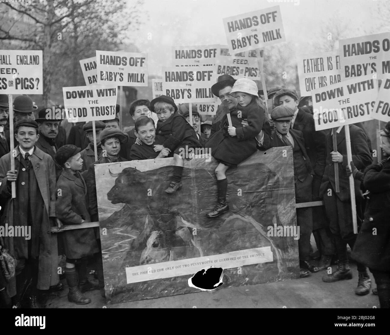 Mütter marschieren zum Hyde Park, um gegen 6d Milch zu protestieren - 21. Oktober 1916 Stockfoto