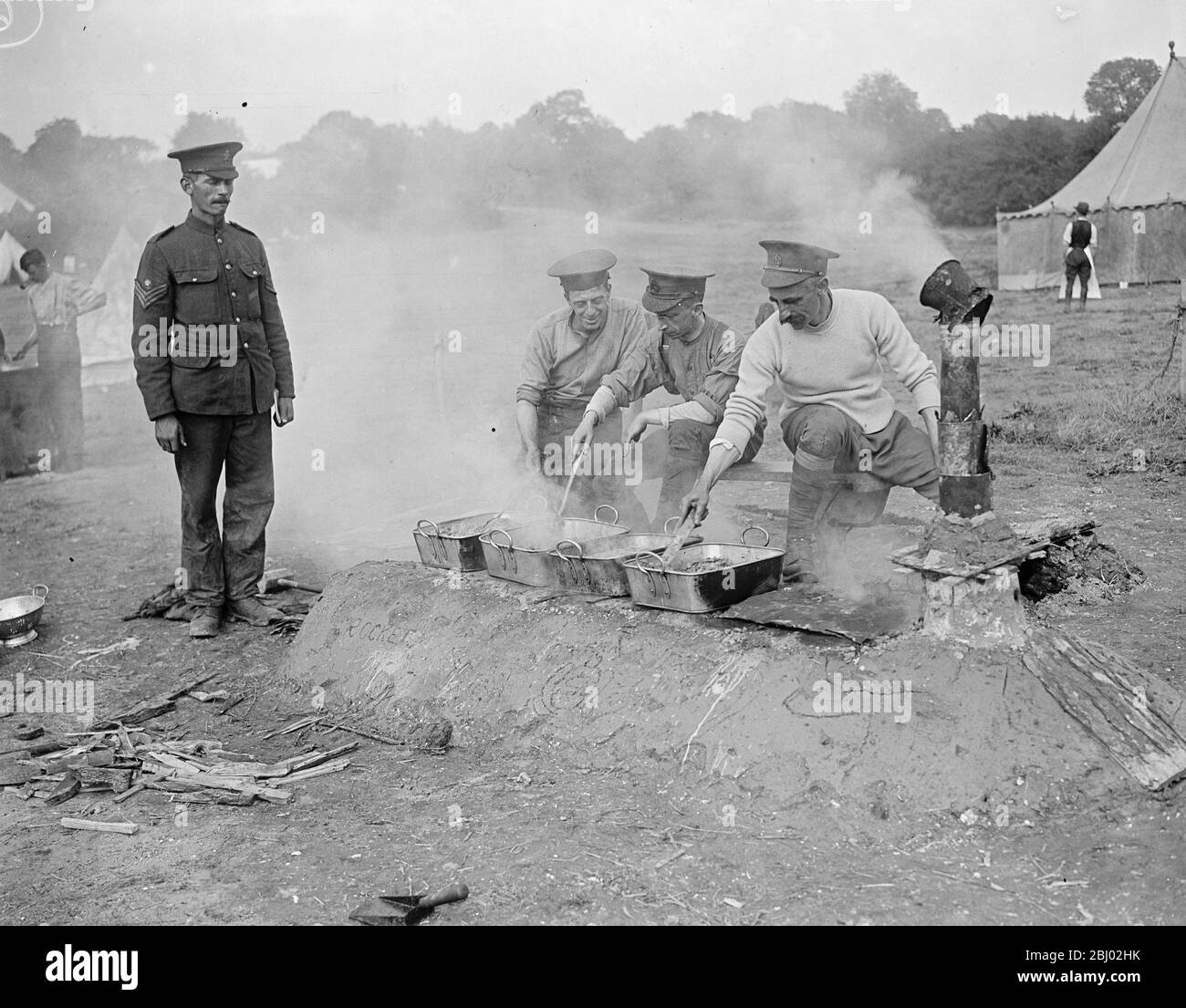 London Freiwillige im Camp in Tadworth - Cooking the Scoff - 7. August 1917 Stockfoto
