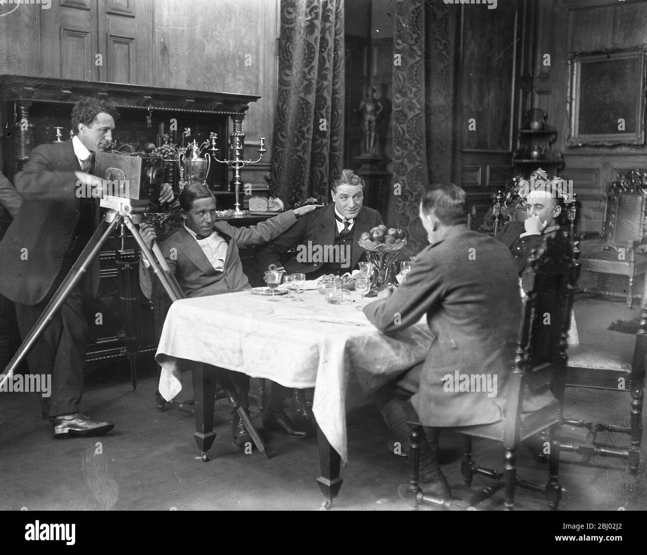 Shooting, "Everybody' s Business", ein Food-Economy-Film, mit Gerald Du Maurier, Renee Kelly und Norman Mc Kinnel. - 1917 Stockfoto