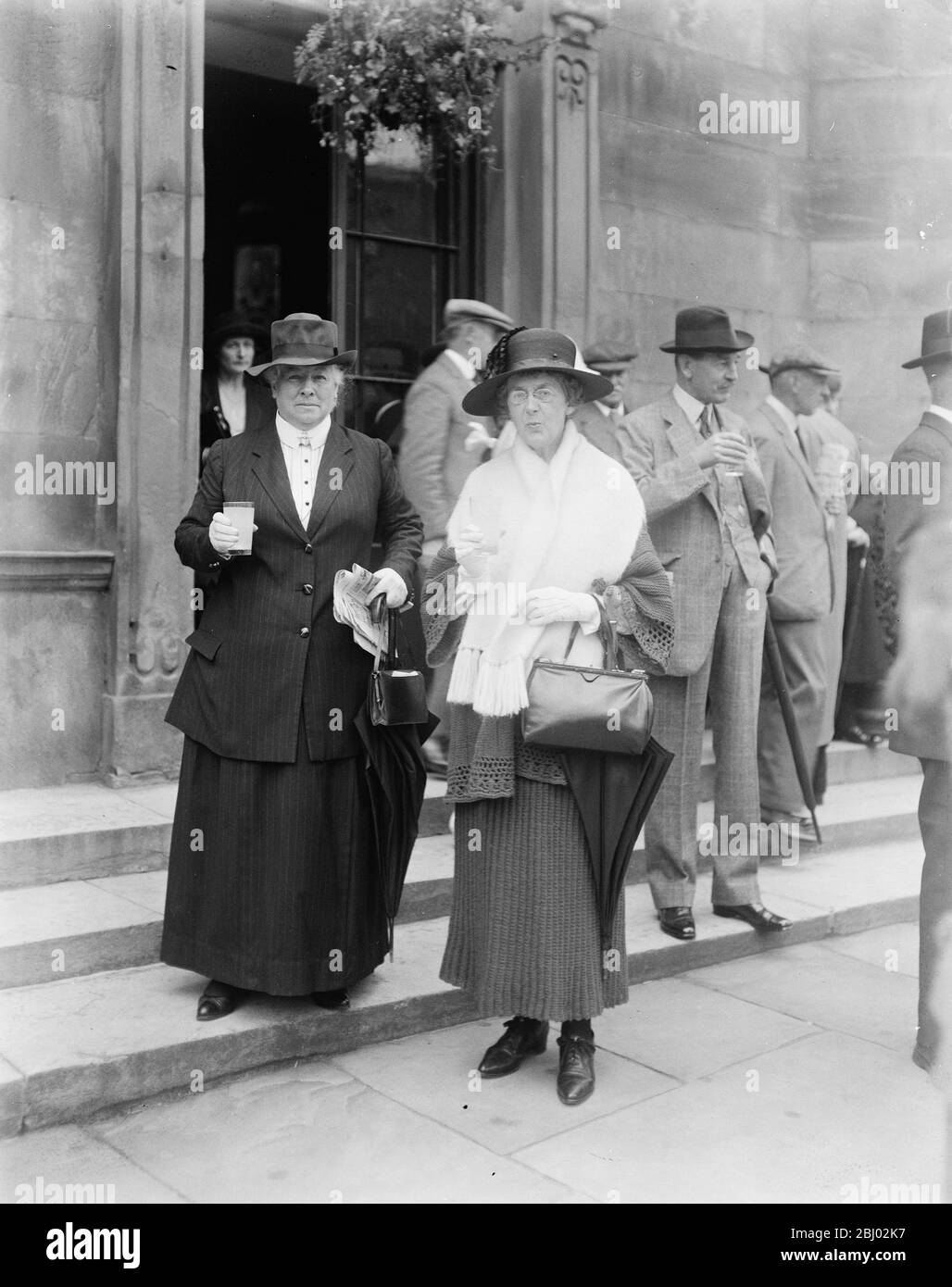 Unter den Gewässern von Harrogate, Yorkshire. - Miss Craigie Halkett und die Gräfin von Yarborough (in weißem Schal) - 18. August 1923 Stockfoto