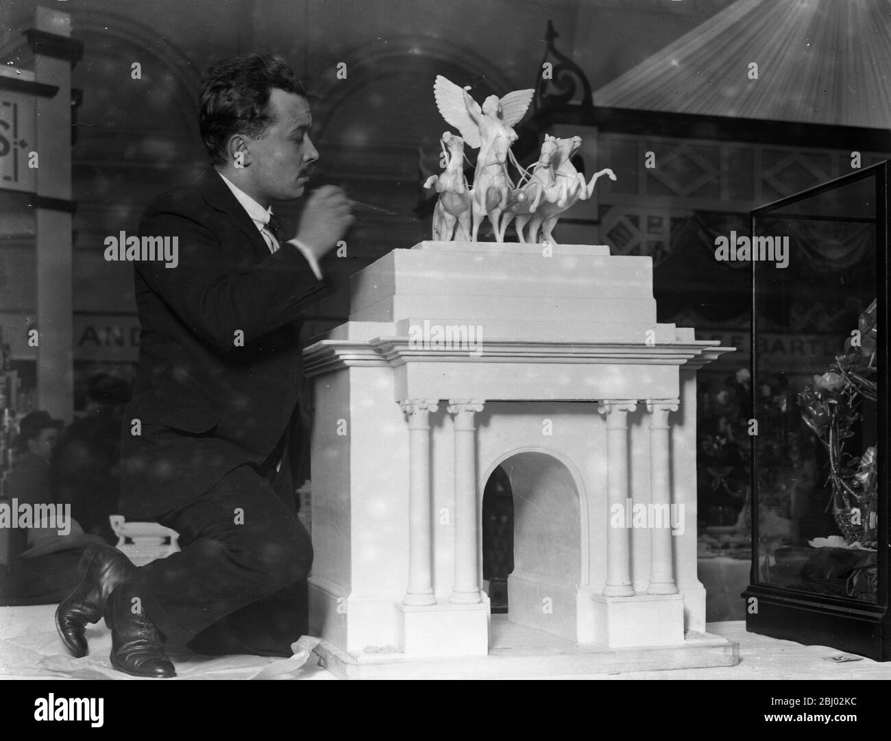 Lebensmittel und Kochkunst Ausstellung in der Horticultural Hall, London. M Bianchi , der Trocadero Chef , mit seinem wunderbaren Modell in Suet . - 16. Februar 1925 Stockfoto