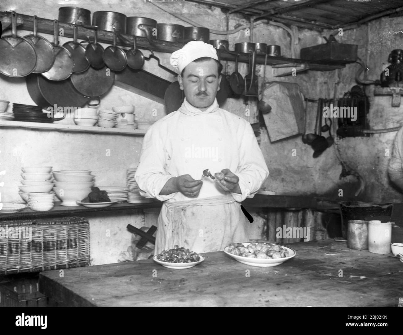 Ein Restaurantbesitzer von Dean Street, Soho, hat, seit 30 Jahren, lieferte eine zierliche Schale von Schnecken für seine Kunden. Sie sind jetzt in der Saison und in großer Nachfrage - 16. Oktober 1922 Stockfoto