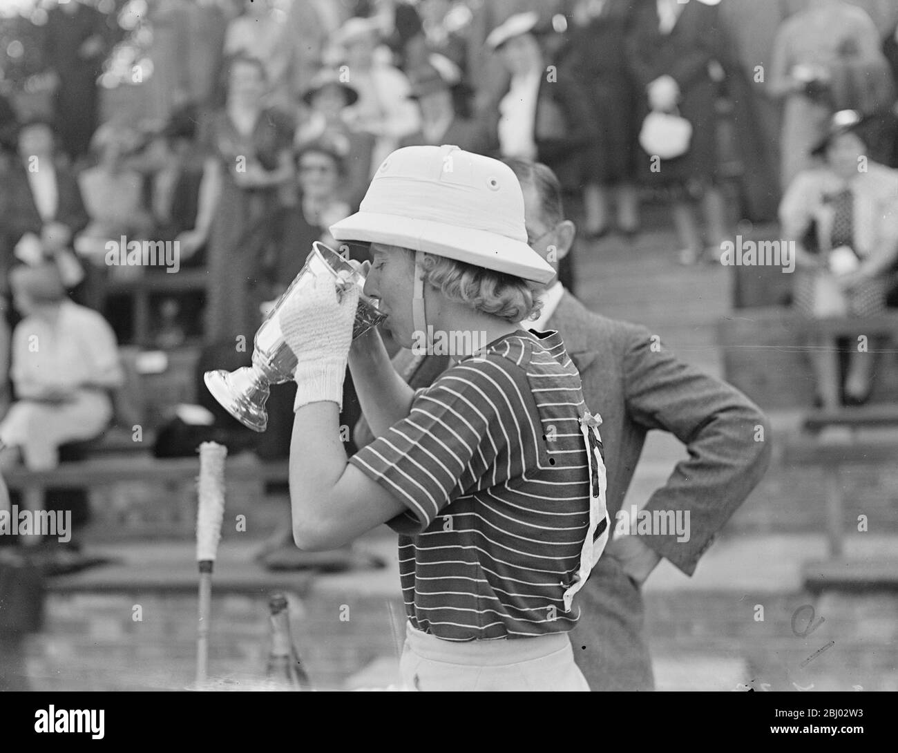 Hurlingham Damen Polo. - Hon Frau Gurdon ( Grinsthorpe ) nimmt einen Drink aus dem Becher - 1938 Stockfoto