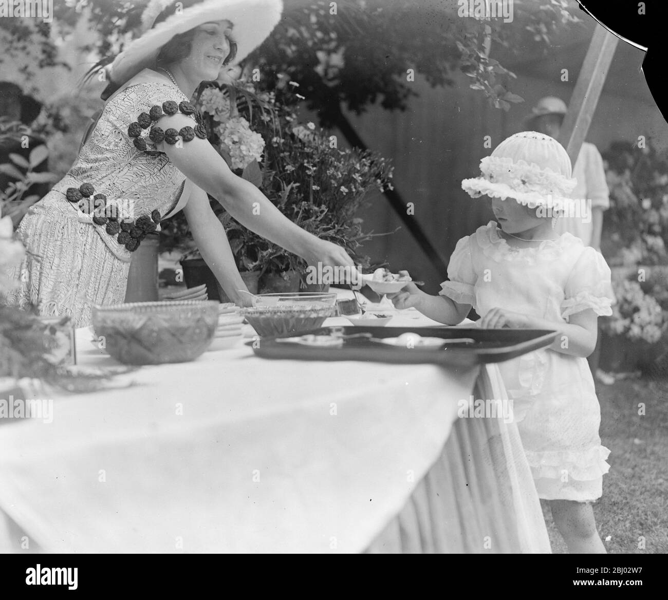 Bekannte Gesellschaft Menschen helfen YWCA ' Blue Fair ' - Viscomtesse de Sibour ( Herr Gordon Selfridge ' s Tochter ) - 28. Juni 1922 Stockfoto