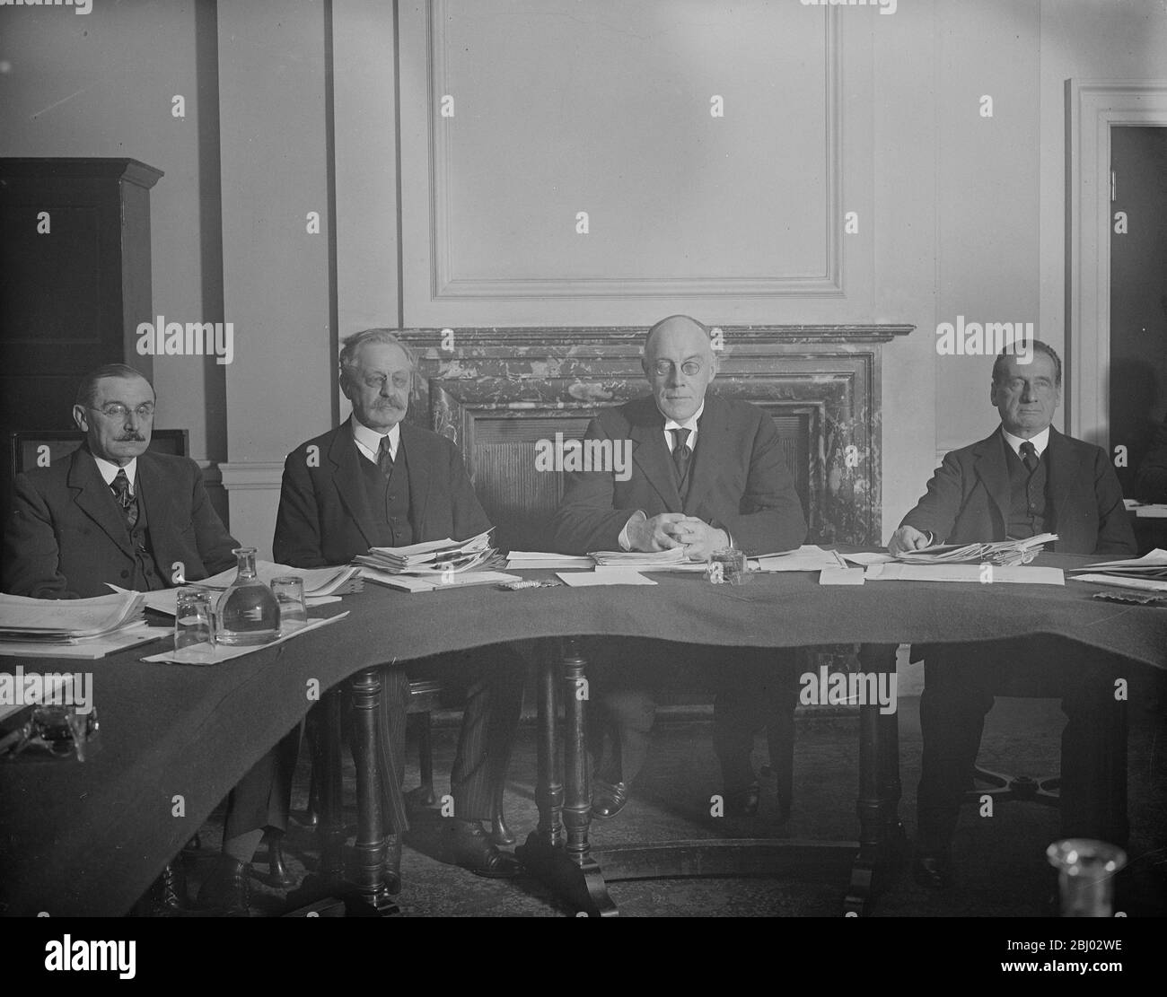 Erste Sitzung der Königlichen Kommission für Lebensmittelpreise im Handelsausschuss . - Sir Auckland Geddes, Sir H J Mackinder (links) und F E Coller. - 10. Dezember 1924 Stockfoto