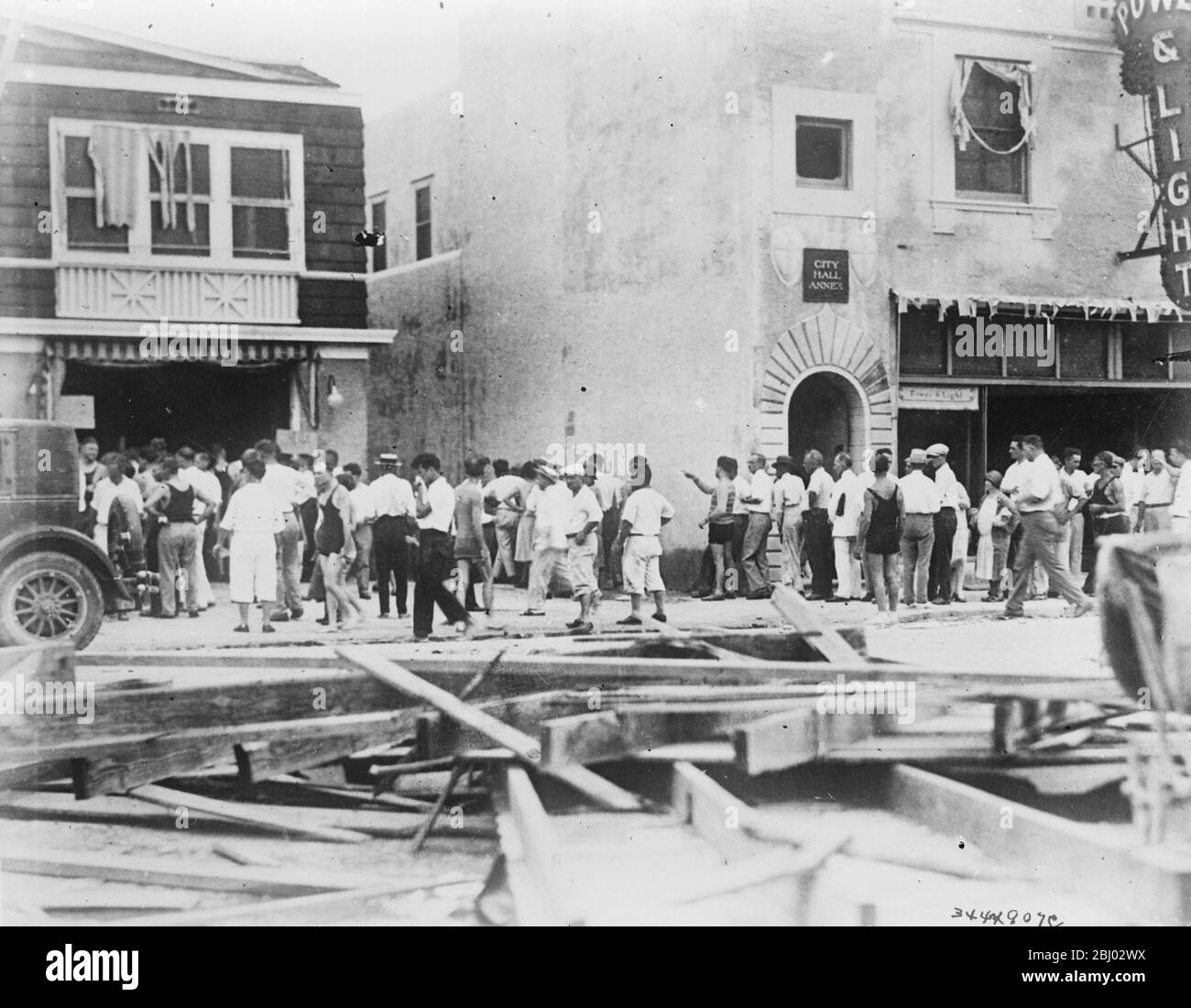 Verteilung von Lebensmitteln nach katastrophalen Hurrikan und Überschwemmungen in Florida . - Bewohner von Miami in Trümmern übersäten Straßen stehen in der Schlange warten auf Tickets berechtigen sie zu ihren Rationen von Lebensmitteln. - 2. Oktober 1926 Stockfoto