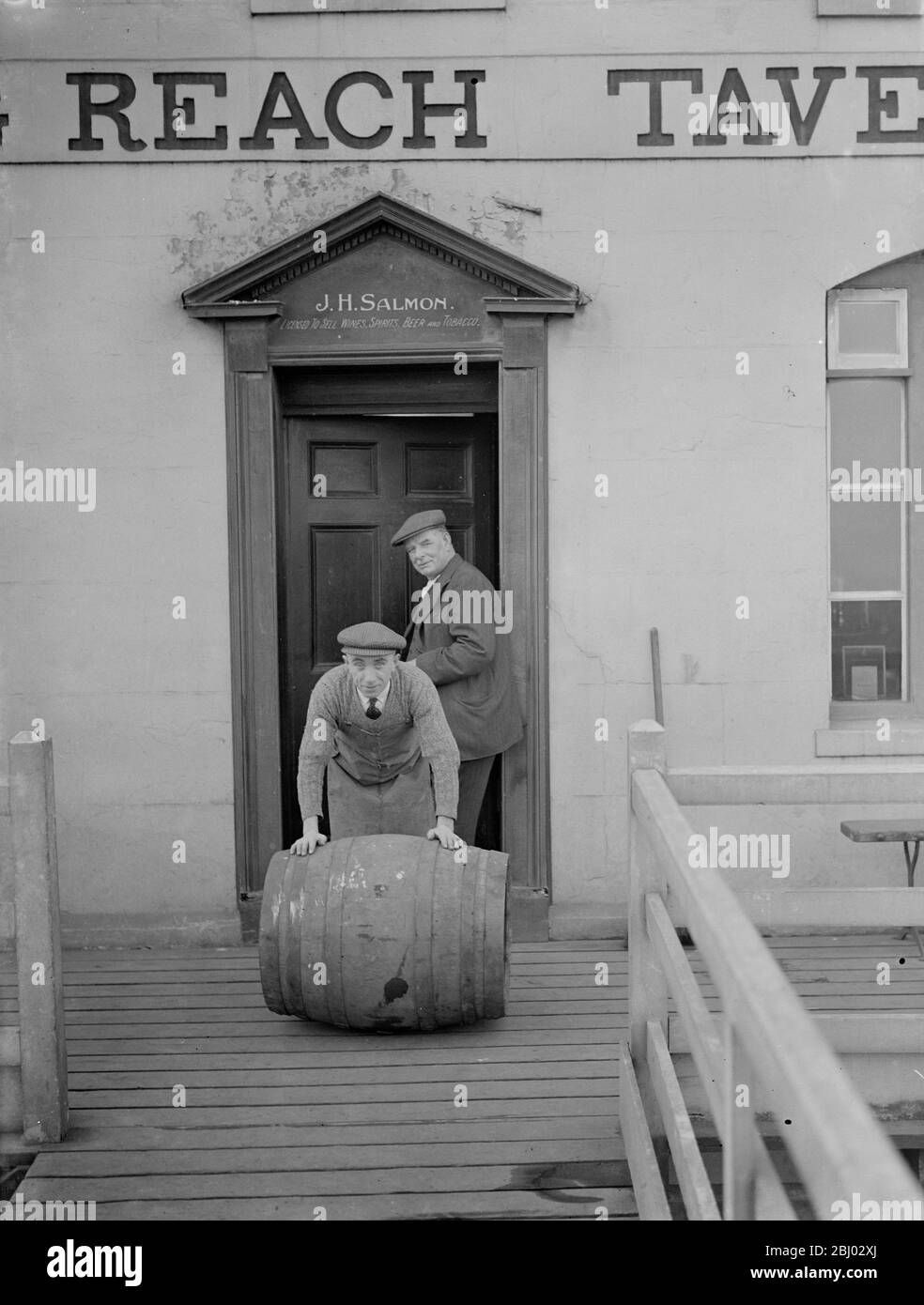 Eine Lieferung von Bierfässern an die Long Reach Tavern , Dartford , Kent - 7. Februar 1938 Stockfoto