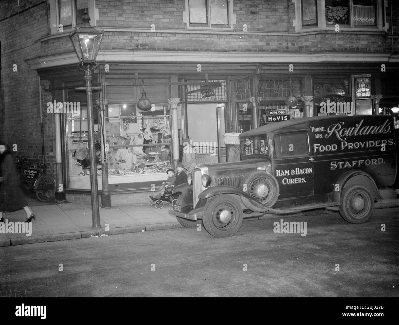 Fleisch wurde vom Laden in die Metzgerei von der Rowlands van transportiert. - 1937 . - Stockfoto