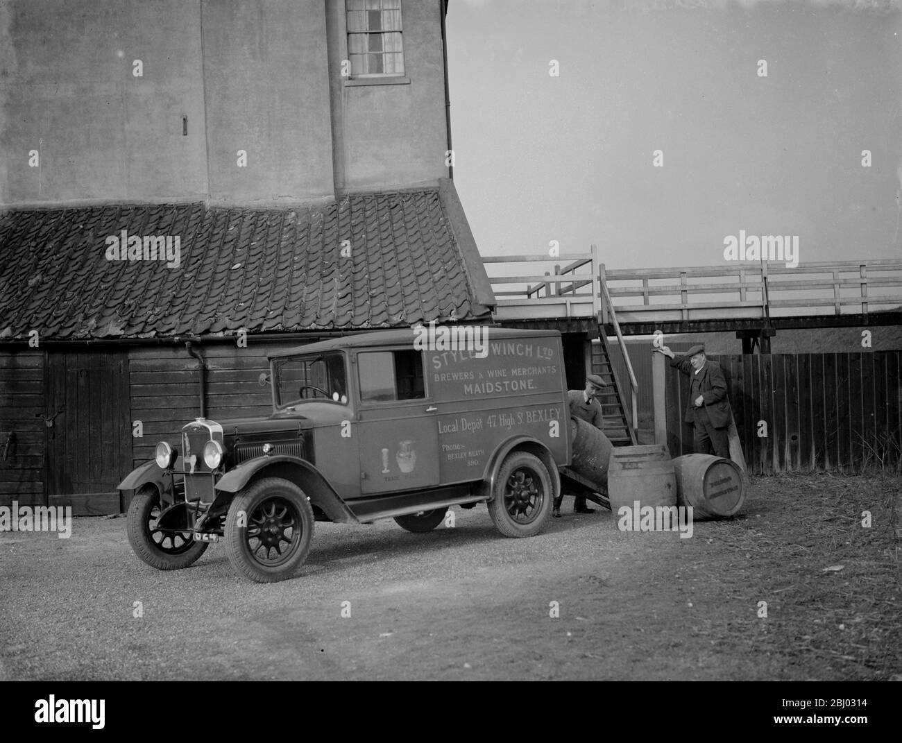 Eine Lieferung von Bierfässern an die Long Reach Tavern , Dartford , Kent - 7. Februar 1938 Stockfoto