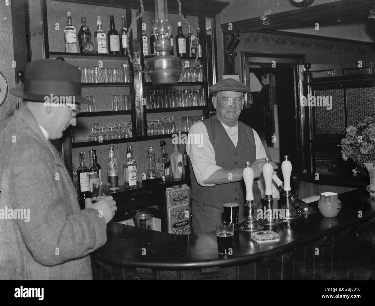 Der Vermieter Herr J H Lachs in der Long Reach Tavern in Dartford, Kent. - 1936 Stockfoto