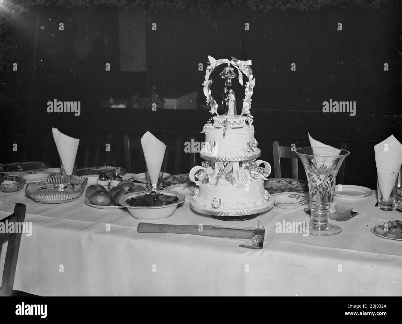 Die Hochzeit von O Budd und M jeden . - die Hochzeitstorte . - 1938 Stockfoto