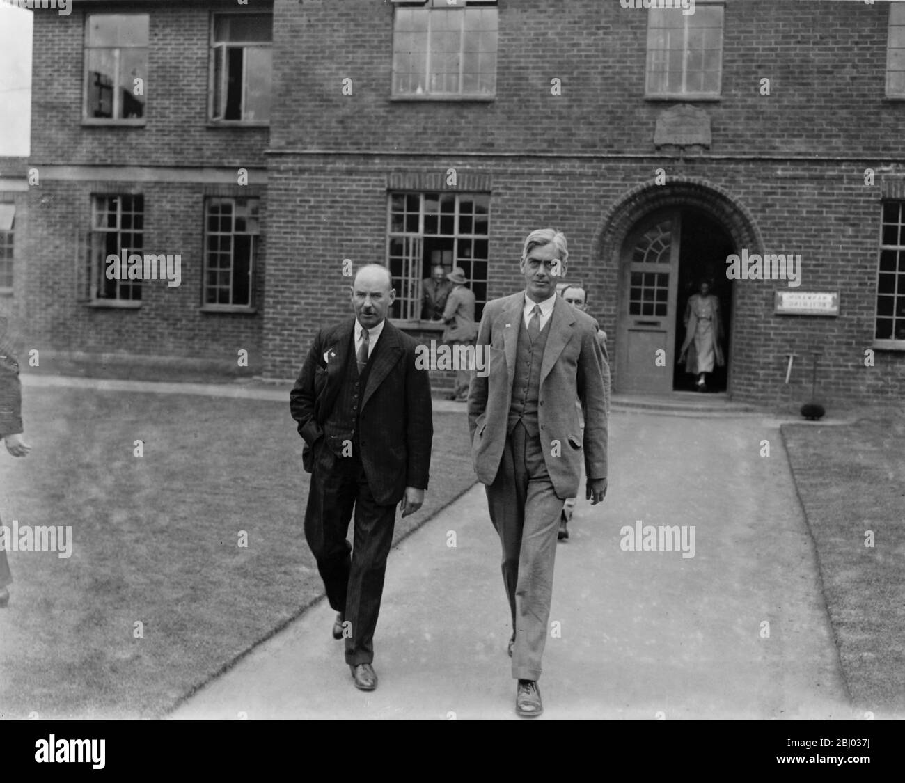 Der rechte ehrenwerte William Shepherd Morrison, der britische Minister für Landwirtschaft, Fischerei und Ernährung (rechts), wird rund um die East Malling Research Station in Kent. - 1937 Stockfoto