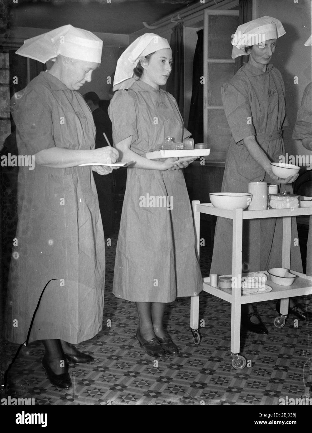 Krankenschwestern von den Krankenpflegehilfern werden im Kensington Convent in London inspiziert. - 1939 Stockfoto