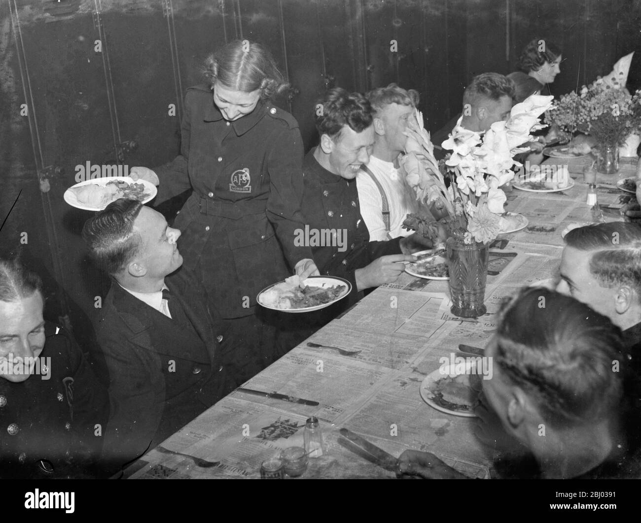 Hilfsfeuerwehr beim Mittagessen in Downham bei London . - 1939 . Stockfoto