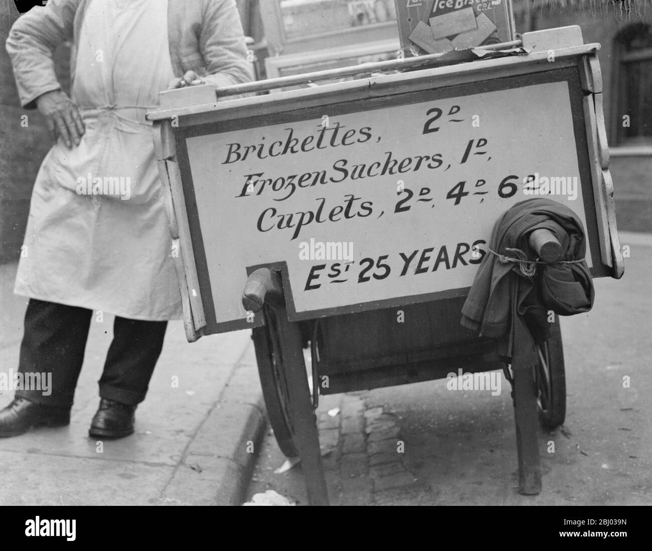 L Papa und Söhne Eisdiele Verkäufer in Gravesend, Kent. - 1939 Stockfoto