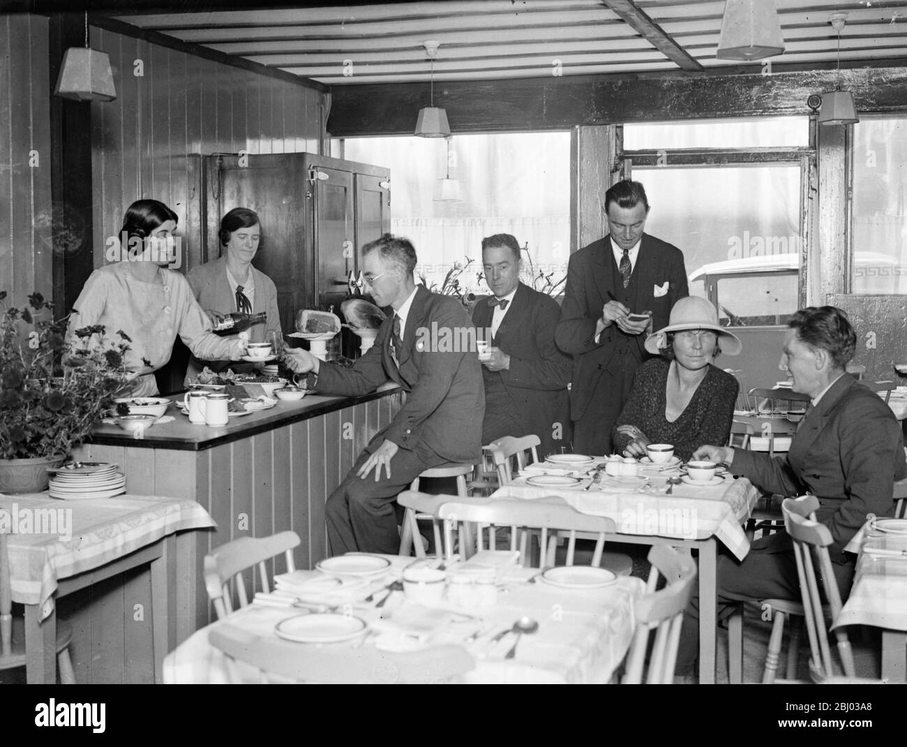 Sir Charles Burdett und Baroness Poppy Rednig von Trebnitz führen Restaurant in der Stadt. - Sir Charles Burdett, mit Baroness Poppy Hedwig von Trebnitz, und Miss Grace Corwell, seit vier Jahren A V A D, wurde während des Krieges entwürgt, haben ein Restaurant zusammen in Bridge Lane, Fleet Street eröffnet. - 29. Juni 1932 Stockfoto