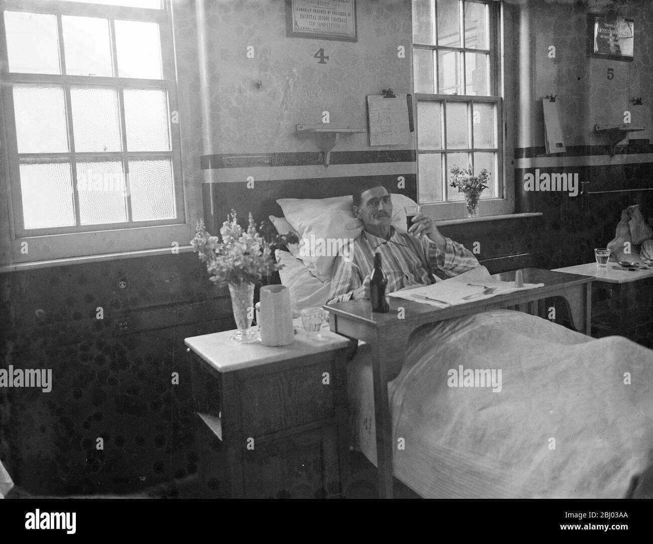 Gravesend Krankenhaus in Kent . - EIN männlicher Patient im Bett. - 1939 Stockfoto