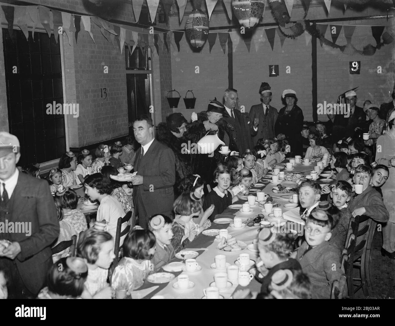 All Saints in New Eltham, London, halten eine Kinderparty. - 1938 Stockfoto