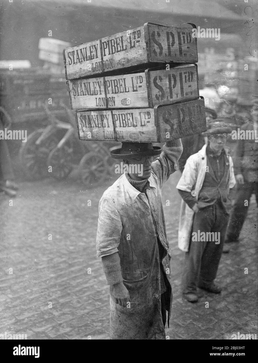 Billingsgate Fish Market arbeitet bereits unter hohem Druck, um mit der tollen Nachfrage nach Karfreitagsfischen umzugehen. Der Ansatz des Osterfestes bedeutet stark erhöhte Arbeit für Billinsgate, die acht Millionen Londoner liefern muss. Foto zeigt, die geschäftige Szene auf Billingsate Market. - 4. April 1936 Stockfoto