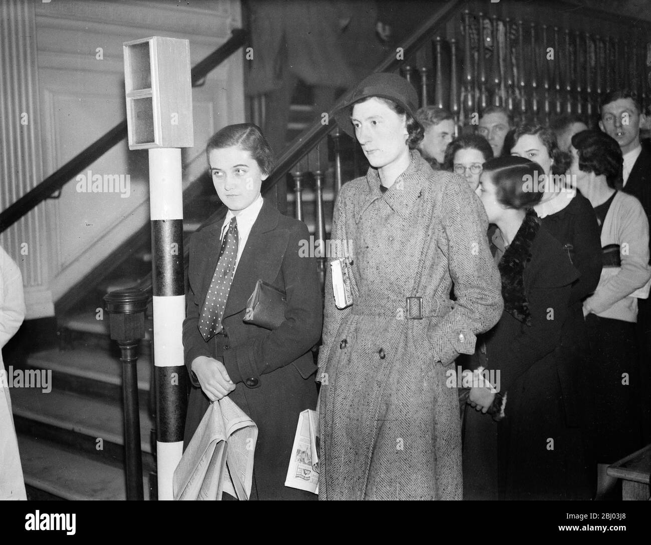 Ampeln Kontrolle Gäste . Mittags essen die Menschenmassen im Millbank Restaurant zu den "Stop" und "Go" Signalen. - 29. Januar 1935 Stockfoto