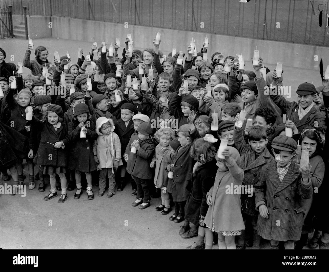 Eine Lektion, die sie mögen. - Kinder gehen in den Ferien zur Schule, um Milch zu trinken. - Obwohl die Schulen für die Feiertage geschlossen sind, erhalten die Schüler in Carshalton, Surrey, immer noch ihre tägliche Milch. Für die Versorgung der Kinder während der Ferienzeiten wurde eine Regelung in Betrieb genommen. - sechshundert Kinder besuchen drei Schulen im Bezirk für eine halbe Stunde am Morgen, um dort ihre Milch zu trinken. - die Milch wird durch einen halben Penny Beitrag des Kindes und einen halben Penny von einem Zuschuss bezahlt. Freiwillige Frauen geben die Milch aus. - Foto zeigt, Carshalton Schoolc Stockfoto