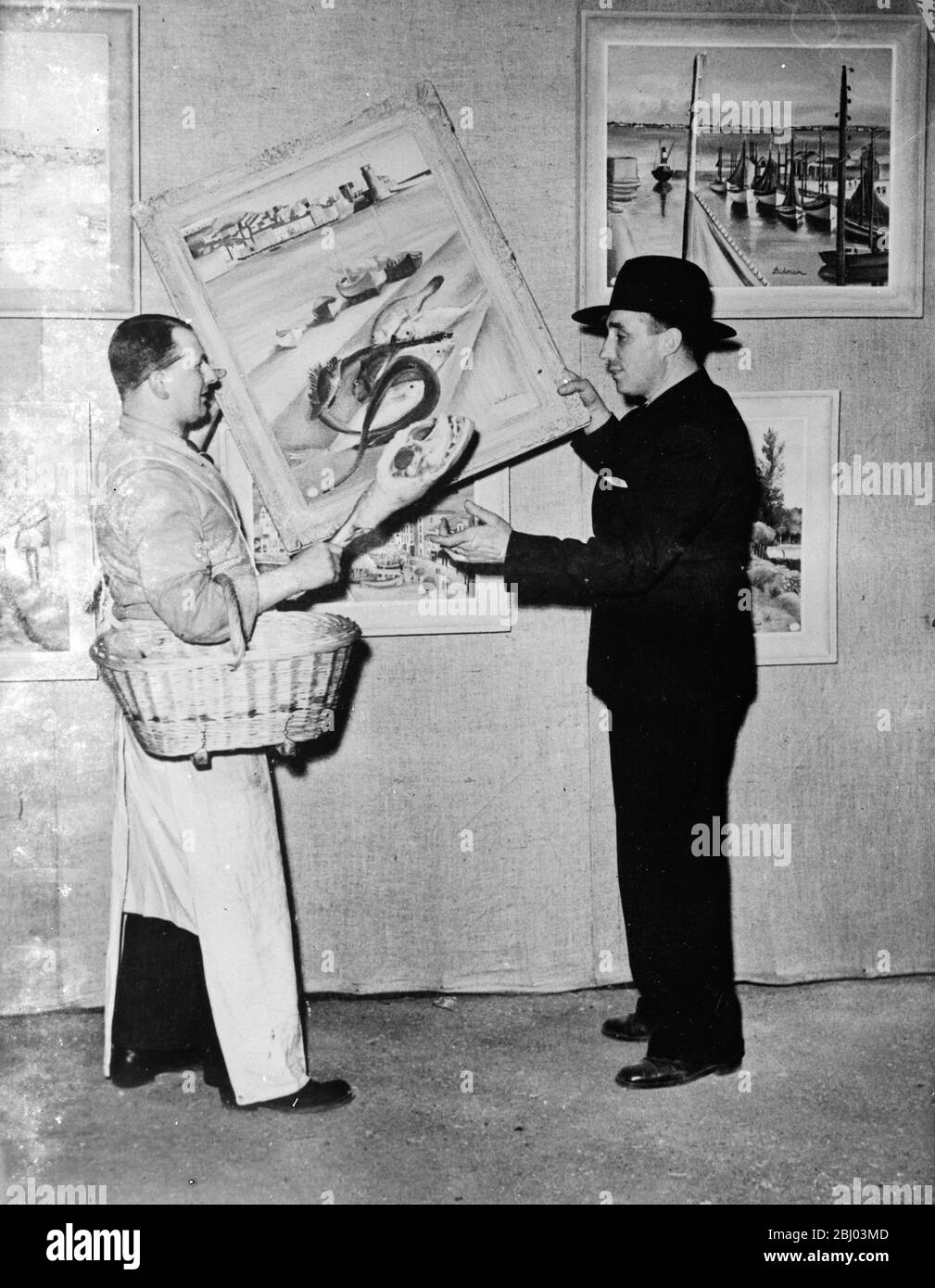 Künstler Tauschbilder für Essen in Paris Ausstellung . - der "Barter Selon" , die Kunstausstellung, die zur Rettung der kämpfenden Pariser Künstler kommt, hat in Paris eröffnet. - Kunstliebhaber dürfen Lebensmittel und andere Notwendigkeiten für die Bilder von makellosen Künstlern austauschen. - die Ausstellung ist ein Kind der Depression, die Maler und Bildhauer eines großen Teils ihres Marktes beraubt. - Foto zeigt , Metzger tauschte ein Bein von Hammelfleisch für ein Bild in der Ausstellung . - 28. Dezember 1935 Stockfoto
