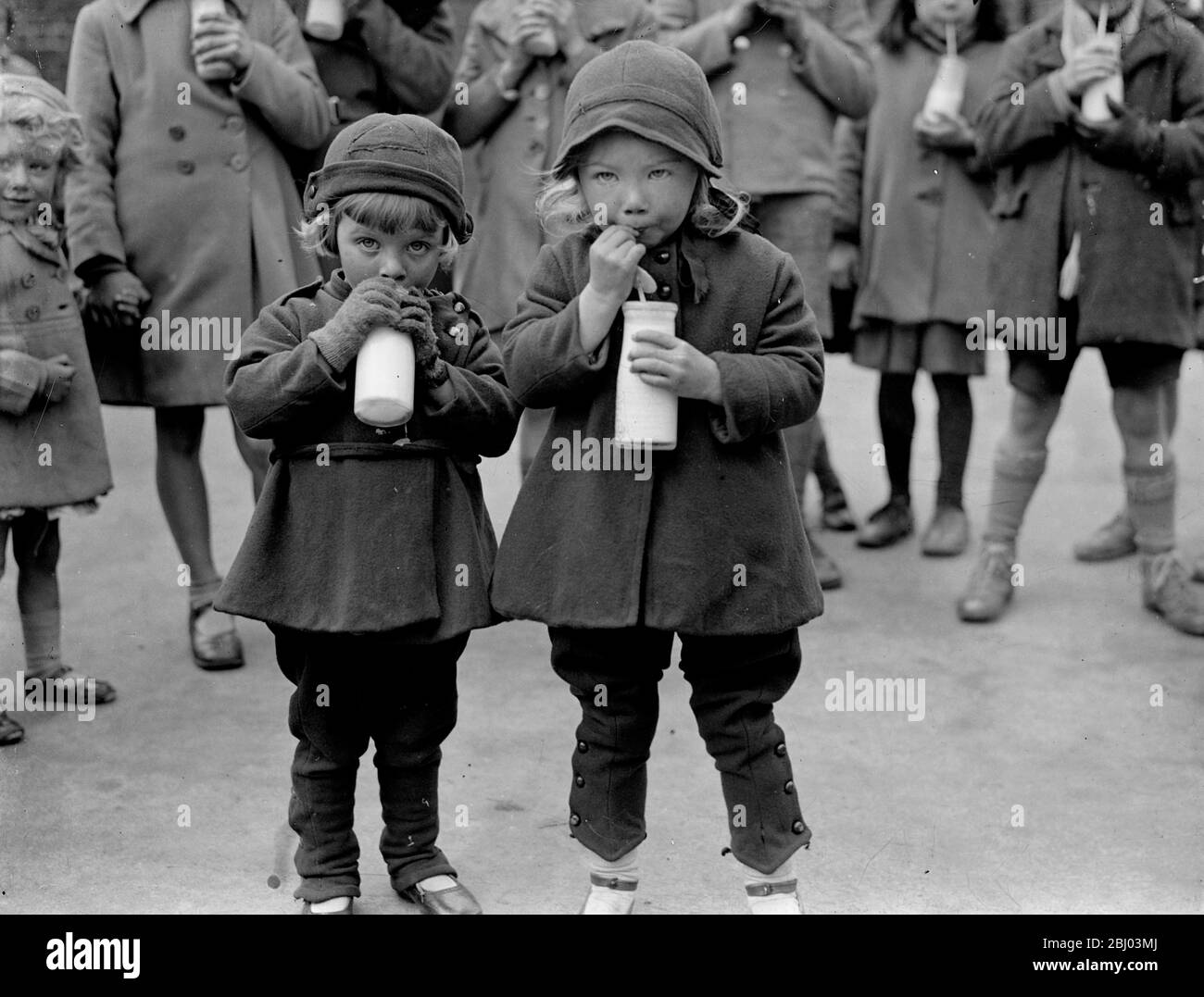 Eine Lektion, die sie mögen. - Kinder gehen in den Ferien zur Schule, um Milch zu trinken. - Obwohl die Schulen für die Feiertage geschlossen sind, erhalten die Schüler in Carshalton, Surrey, immer noch ihre tägliche Milch. Für die Versorgung der Kinder während der Ferienzeiten wurde eine Regelung in Betrieb genommen. - sechshundert Kinder besuchen drei Schulen im Bezirk für eine halbe Stunde am Morgen, um dort ihre Milch zu trinken. - die Milch wird durch einen halben Penny Beitrag des Kindes und einen halben Penny von einem Zuschuss bezahlt. Freiwillige Frauen geben die Milch aus. - Foto zeigt, Carshalton Schoolc Stockfoto