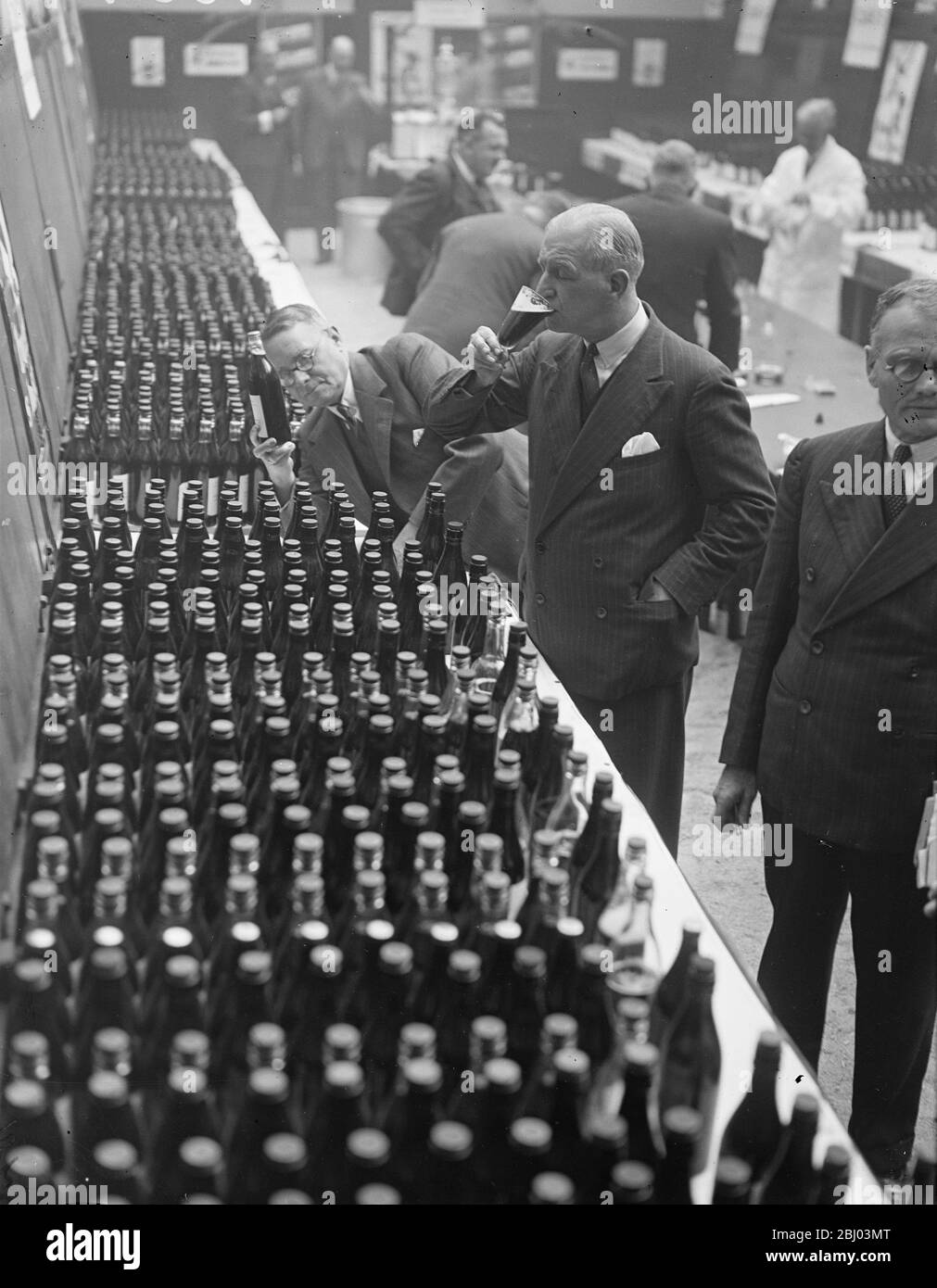 Zehn Tonnen Bier, in siebentausend Pint-Flaschen aus aller Welt, werden beim Wettbewerb für Flaschenbier beim verbündeten Brauereiverband Southwark Street, S.E. beurteilt - 8. Oktober 1937. Stockfoto