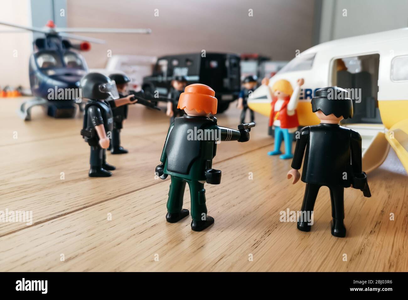 Madrid, Spanien - 13. Juli 2019: Playmobil Figuren in Szene, die Polizei  Kräfte um ein Flugzeug. Konzept des Terrorismus und Drogenverkehrs  Fortsetzung Stockfotografie - Alamy