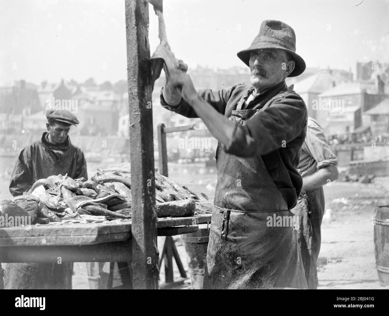 Fischer putzen und fischen in St Ives. - 1933 Stockfoto