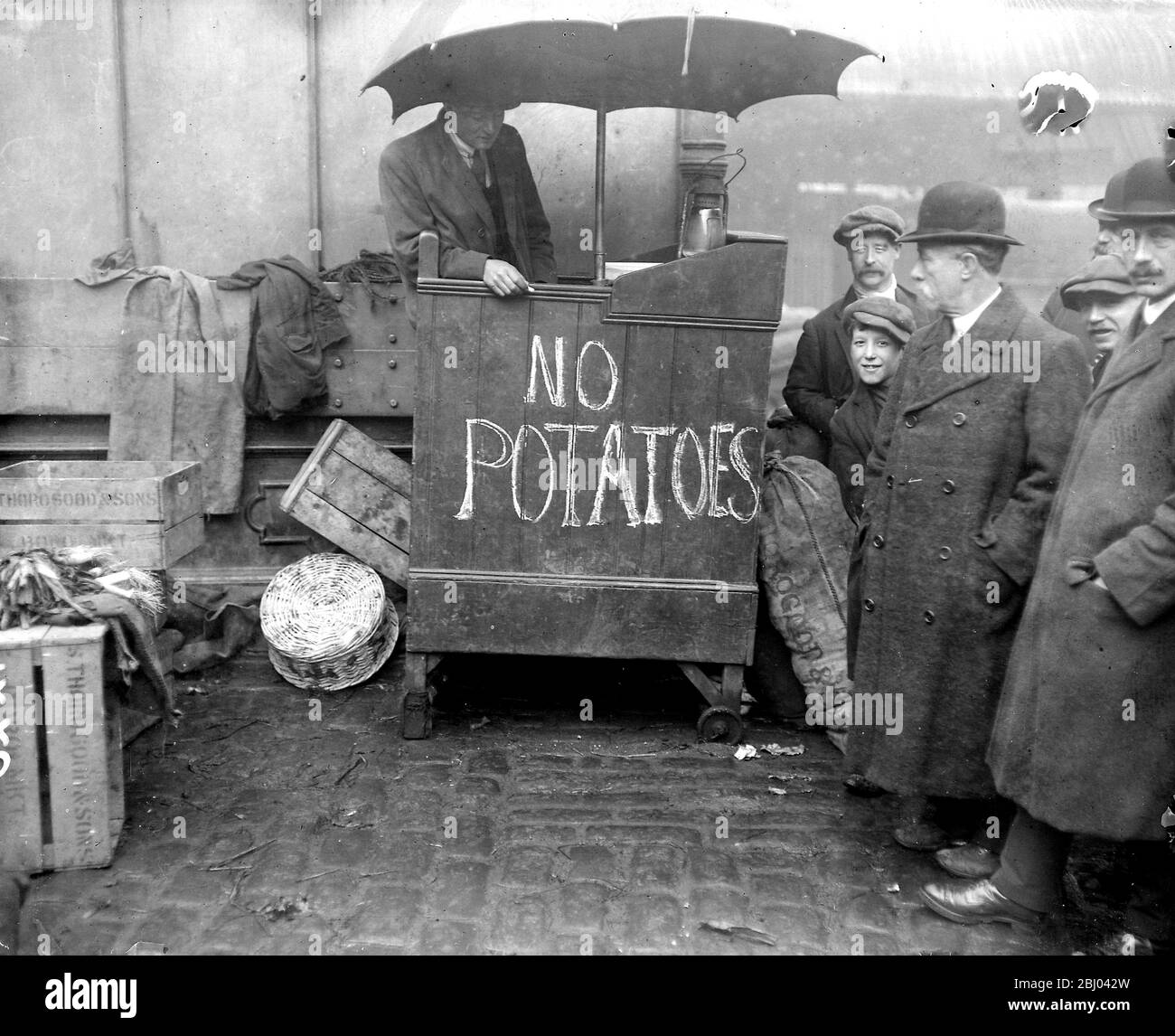 Der Kartoffelmangel - J. Collins, EIN patriotischer Gemüsehändler, der Kartoffeln zu 1d pro LB verkauft, vorausgesetzt, dass anderes Gemüse gekauft wird. - 5. März 1917 Stockfoto