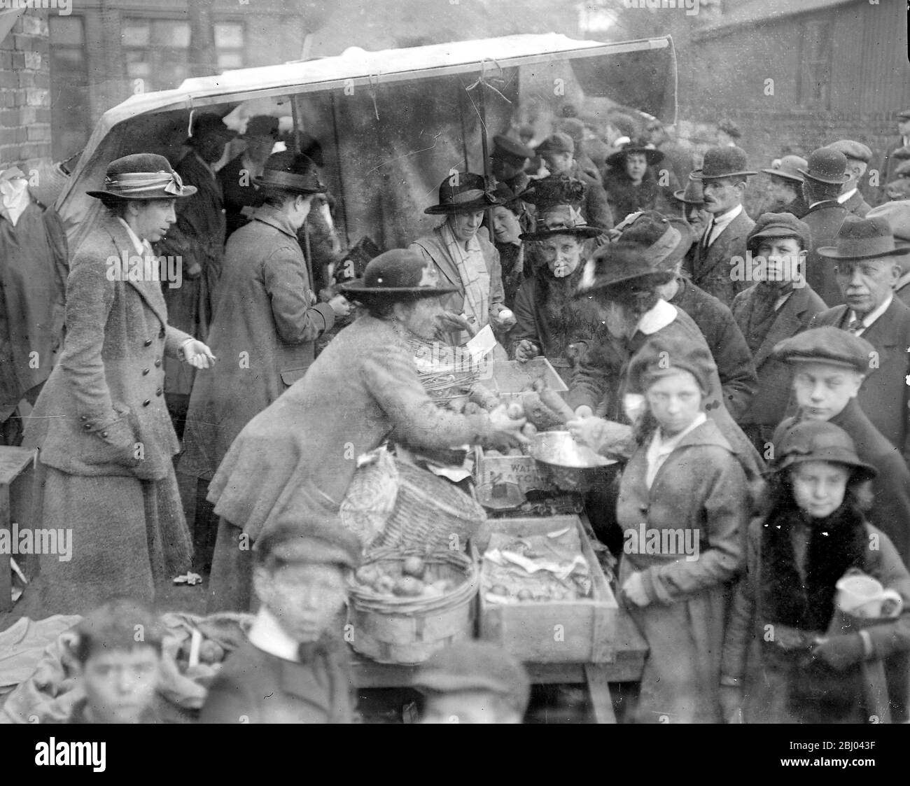 Lady Petre hat einen Stand in Chelmsford Market eröffnet, um während der Knappheit mehr Produkte in die Stadt zu bringen. - 23. Februar 1918 Stockfoto