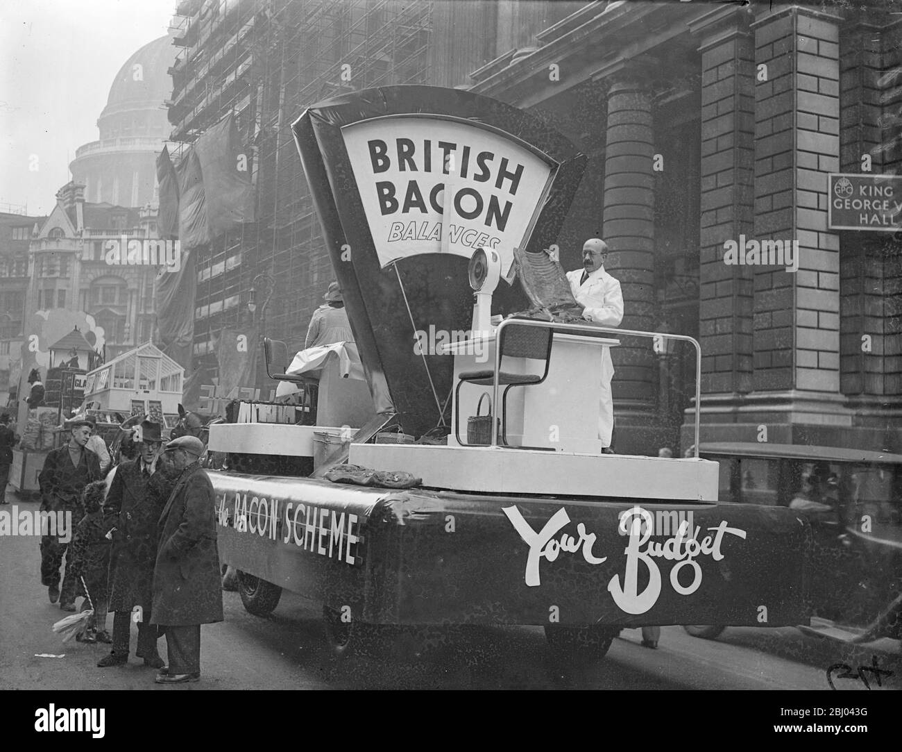 Britischer Speck bei der Show des Oberbürgermeisters. - Sir Harry Twyford, der neue Oberbürgermeister von London, begann sein Amtsjahr mit der jährlichen Oberbürgermeisterprozession durch die Stadt. - Es gab einen spektakulären Empire-Festzug, militärische Abteilungen und eine große Auswahl an Wagen. - Foto zeigt, britischer Speck auf einer großen Waage, einer der Schwimmer. - 09. November 1937 Stockfoto