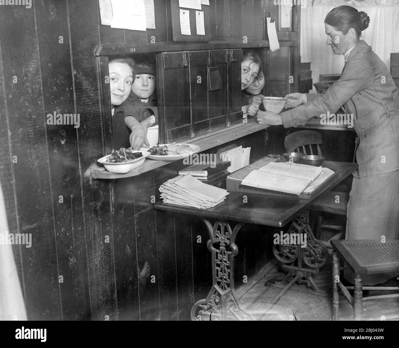Ungültige Küchen in South London. - Warten an den Taubenlöchern auf das Essen serviert werden. - 28. Februar 1917 Stockfoto