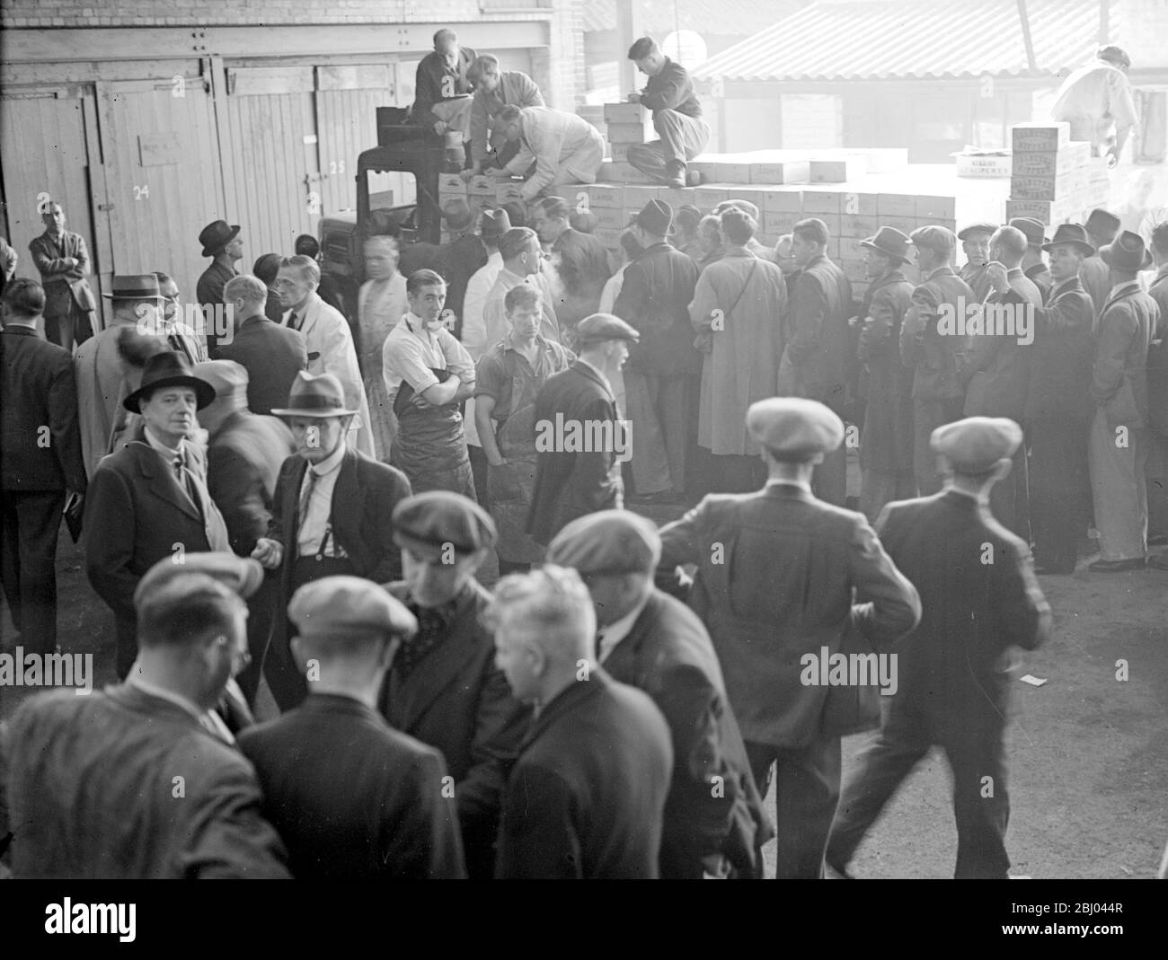 Kriegskrise, 1939. - Air RAID Vorsichtsmaßnahmen - die Szene in Epsom, wo ein Teil des Billingsgate Fish Market durchgeführt wurde, Teil des Plans zur Sicherung der Londoner Lebensmittelversorgung. - 8. September 1939 Stockfoto