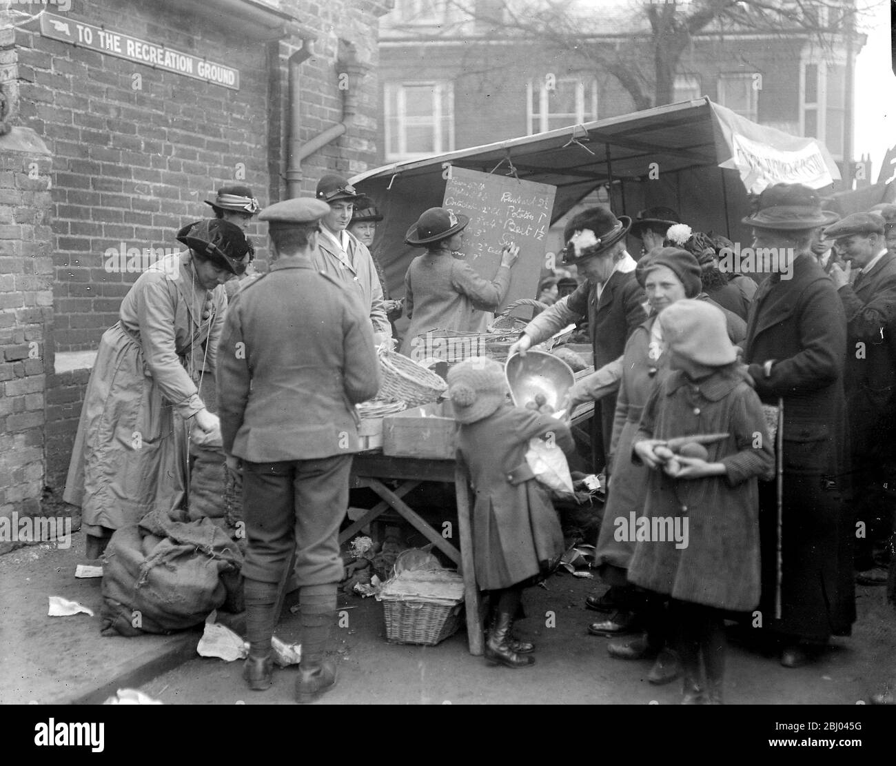 Lady Petre hat einen Stand in Chelmsford Market eröffnet, um während der Knappheit mehr Produkte in die Stadt zu bringen. - 23. Februar 1918 Stockfoto