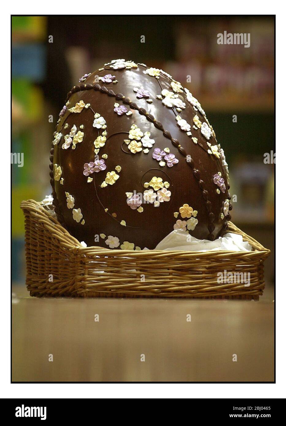 RIESIGES OSTEREI, DAS IM JENERS FÜR 130 PFUND VERKAUFT WIRD. Stockfoto